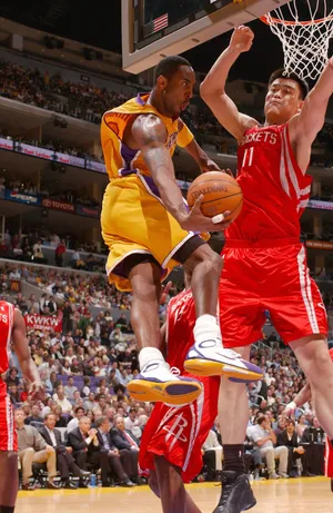 篮球明星NBA湖人队科比·布莱恩特Kobe对阵火箭突破姚明防守