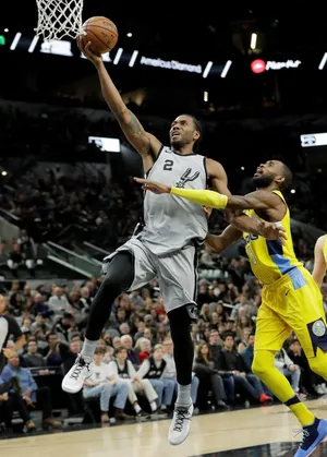篮球明星NBA马刺猛龙队科怀莱昂纳德带球突破