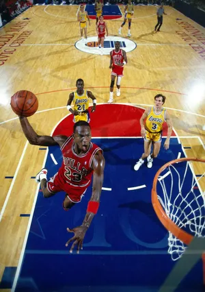NBA篮球明星公牛队飞人迈克尔乔丹对阵湖人飞身扣篮