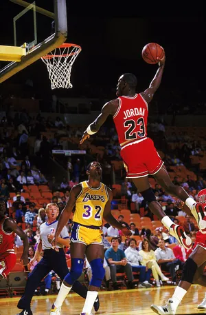NBA篮球明星公牛队飞人迈克尔乔丹大风车扣篮