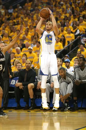 NBA篮球明星勇士队斯蒂芬库里低位三分投篮