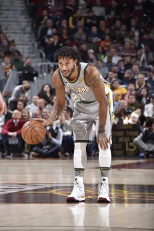NBA篮球明星公牛队德里克罗斯带球准备突破