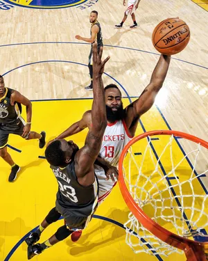 NBA篮球名星火箭队大胡子詹姆斯哈登主场迎战勇士
