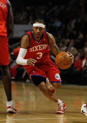 NBA阿伦艾弗森76人活塞掘金控卫常见的带球突围_1