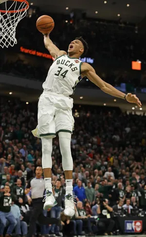 NBA雄鹿字母哥扬尼斯·阿德托昆博灌篮_1