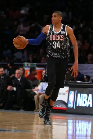 NBA雄鹿字母哥扬尼斯·阿德托昆博带球姿势