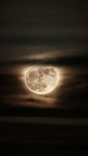 夜晚云层中的明亮圆月