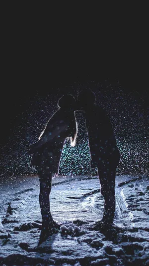 雪地里的轻吻唯美手机情侣壁纸