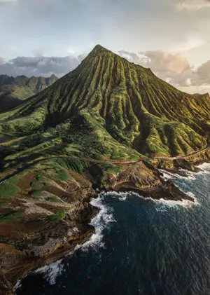 海边绿色山脉图片