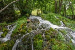 平缓瀑布流水图片