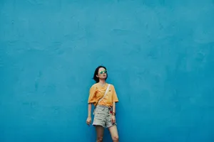 超短热裤墨镜美女图片