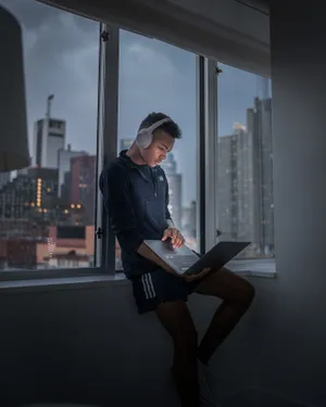 傍晚站在窗前上网的帅哥图片第1张