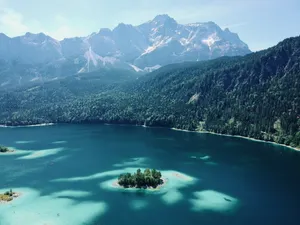 绿色海岛山水风景图片