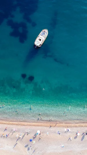 蓝色大海海滩游艇鸟瞰图