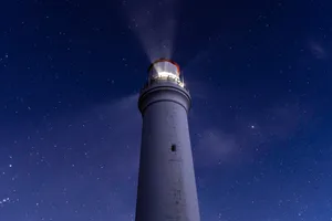 唯美灯塔蓝色星空图片