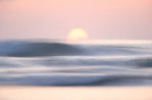 海平面日出特写图片