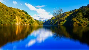蔚蓝山水湖泊景观图片