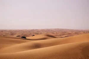 越野车行驶在沙漠图片_1
