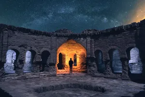 帅哥石窟前仰望星空图片