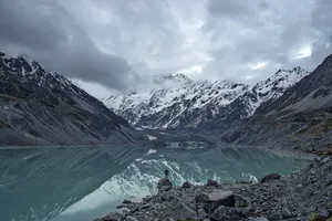 巍峨壮观的雪山风景图片