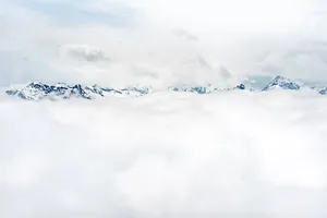 连绵起伏的雪山图片