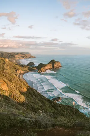 山峰海岸大海图片