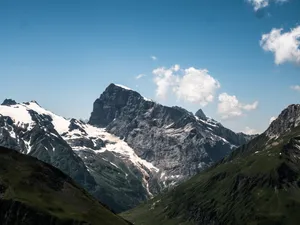 陡峭的山脉图片