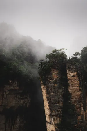 云雾缭绕高山悬崖峭壁图片_1