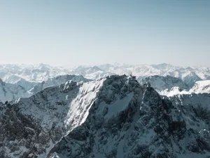 巍峨连绵的雪山山脉图片第1张