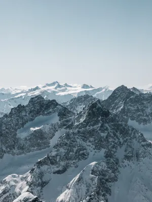 冬季连绵雪山风光图片