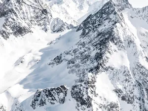 光秃秃的雪山图片
