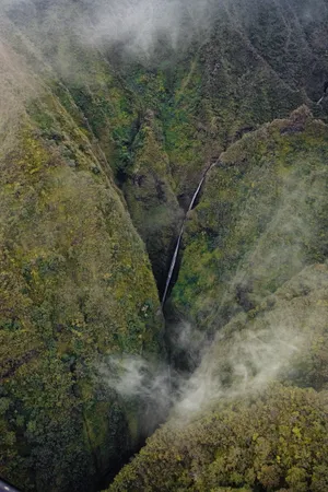 深山绿色峡谷图片第1张