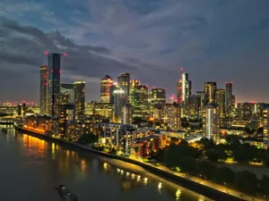 灯火辉煌的城市图片