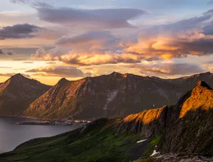 陡峭险峻的山峰图片