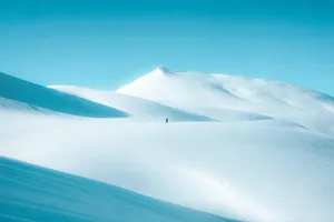 白色雪地雪山图片