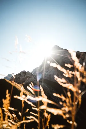 巍峨高山逆光图片_1