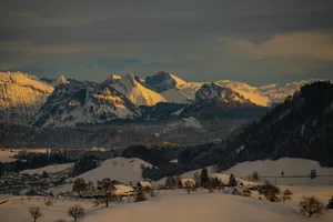 夜幕降临雪山雪屋图片