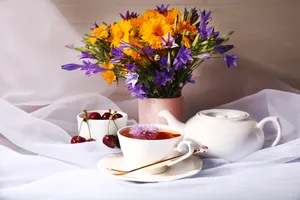 餐桌樱桃花茶插花图片