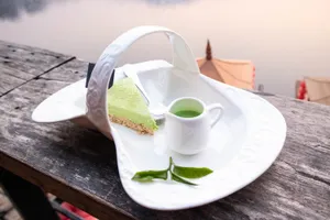 蛋糕和抹茶饮料图片