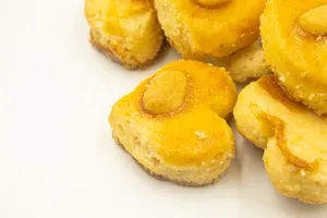 黄色爱心饼干图片第1张