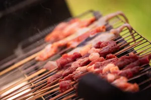 烤架上的烤肉串图片_1