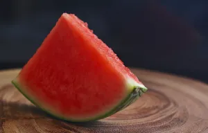 多汁凉甜切开的西瓜图片_1