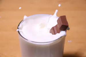 一杯白色牛奶图片_1