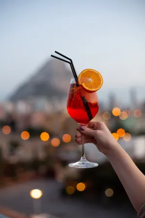 红色水果鸡尾酒图片