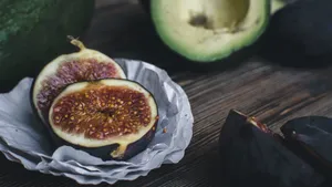 美味营养切开的无花果图片_1