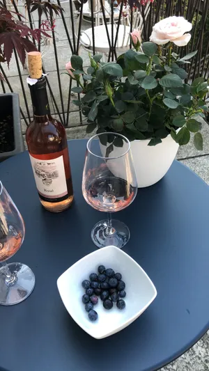 摆在餐桌上的瓶装红酒和红酒杯图片_1