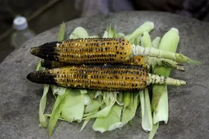 美味烤玉米棒图片_1
