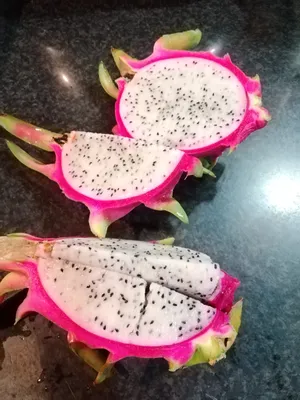 火龙果和切开的火龙果图片第张