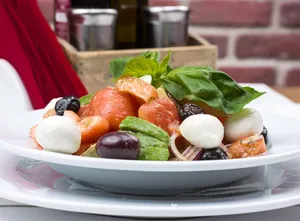 白色餐盘中的沙拉美食图片第张