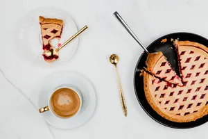 桌子上的蓝莓馅饼和咖啡第张